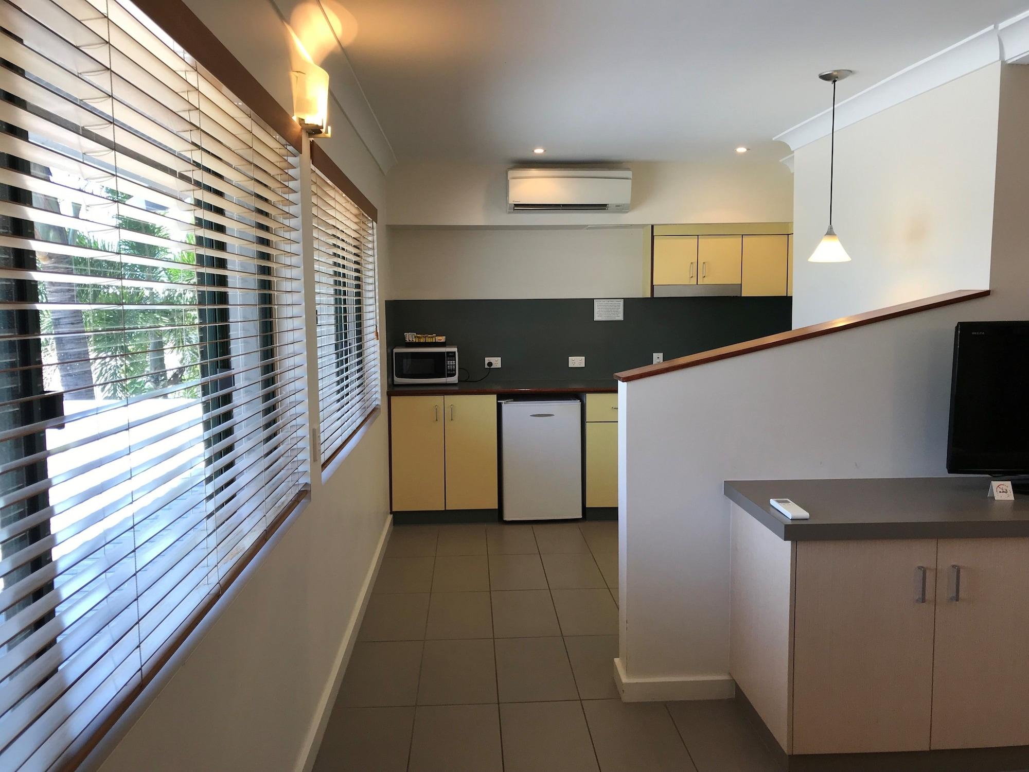Bay Village Tropical Retreat & Apartments Cairns Exterior foto