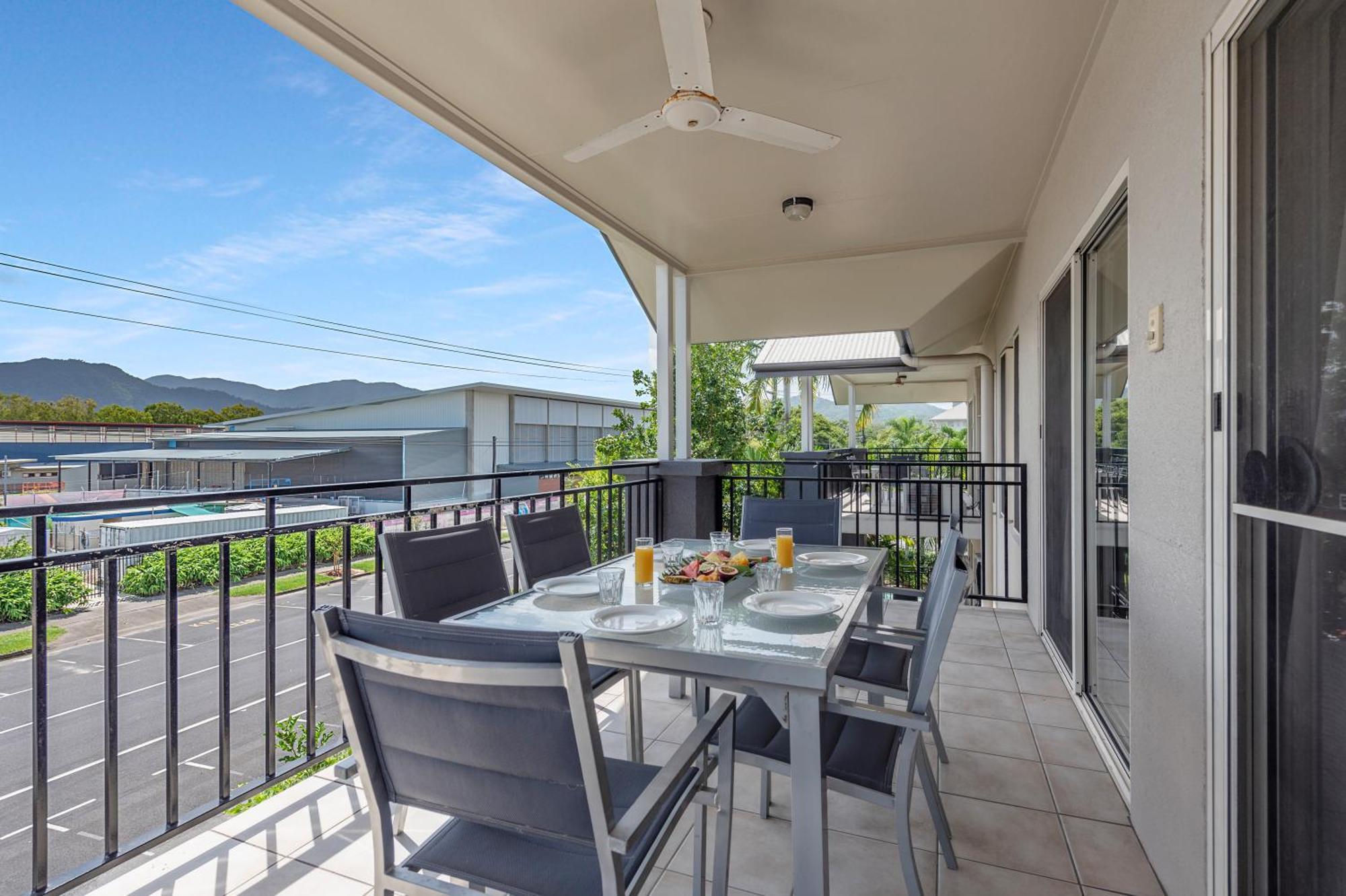 Bay Village Tropical Retreat & Apartments Cairns Exterior foto