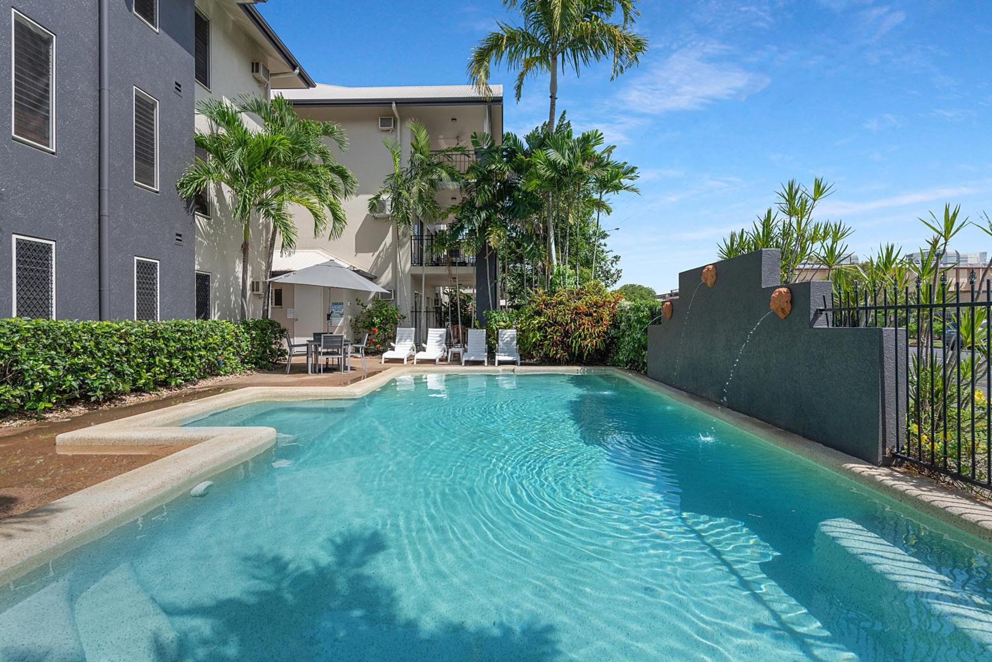 Bay Village Tropical Retreat & Apartments Cairns Exterior foto
