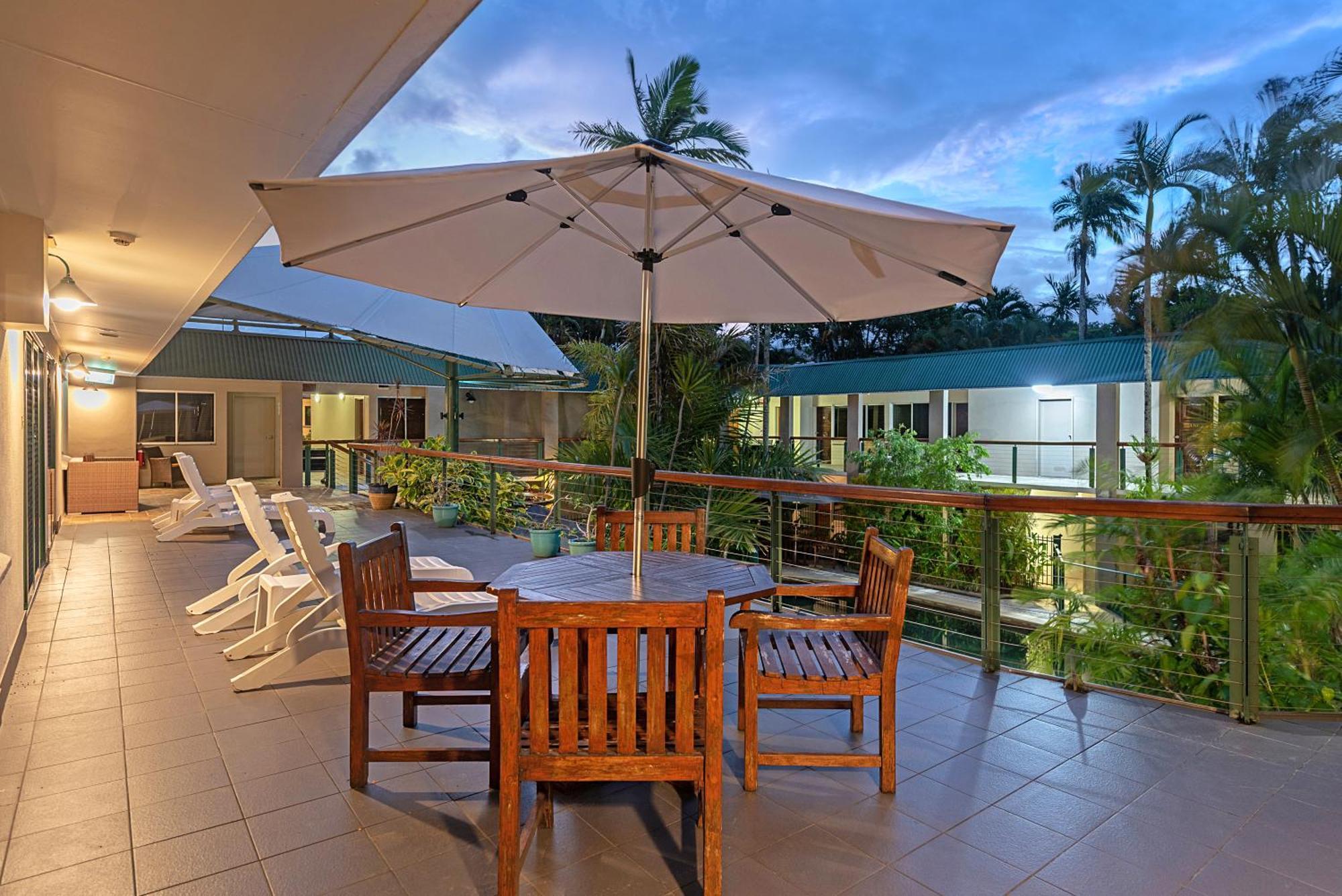 Bay Village Tropical Retreat & Apartments Cairns Exterior foto