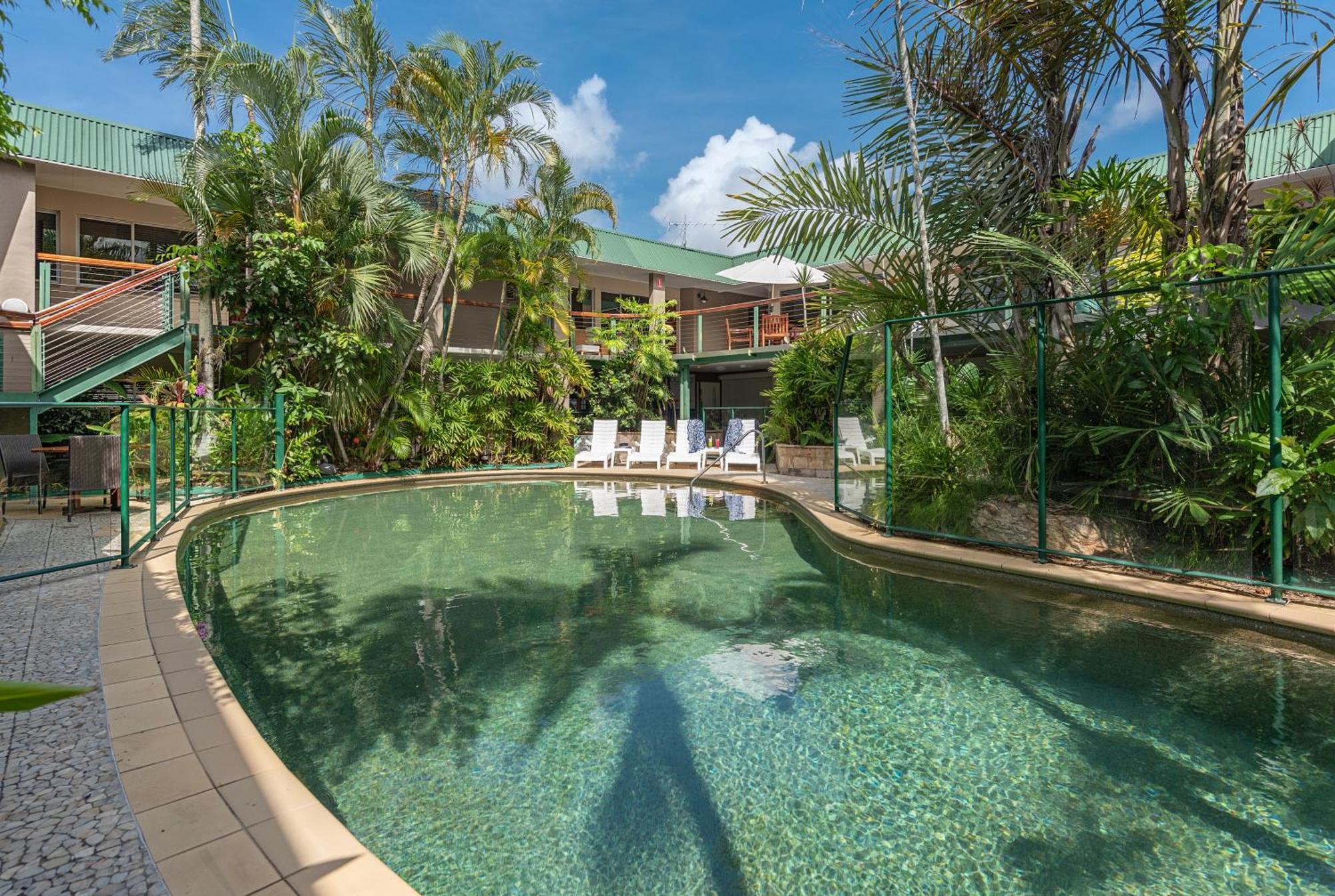 Bay Village Tropical Retreat & Apartments Cairns Exterior foto