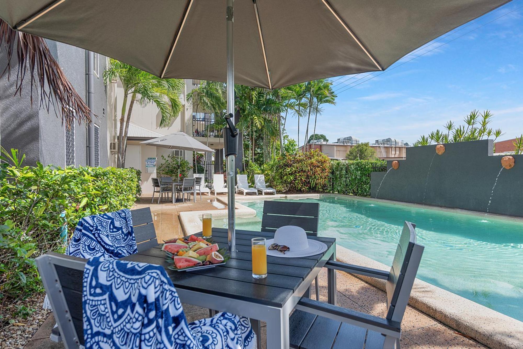 Bay Village Tropical Retreat & Apartments Cairns Exterior foto