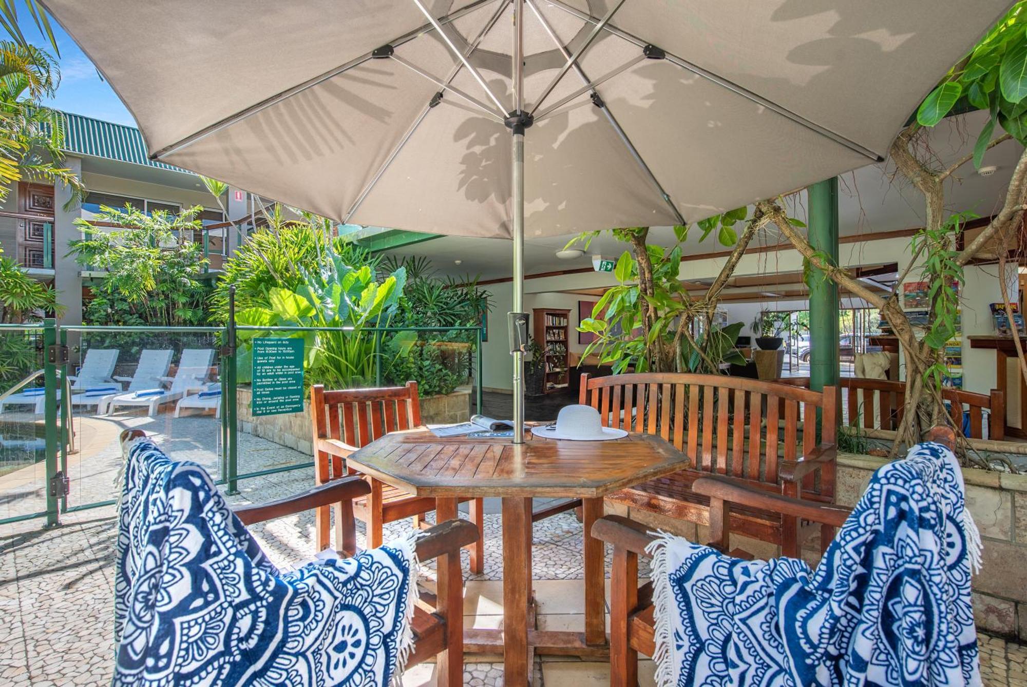 Bay Village Tropical Retreat & Apartments Cairns Exterior foto