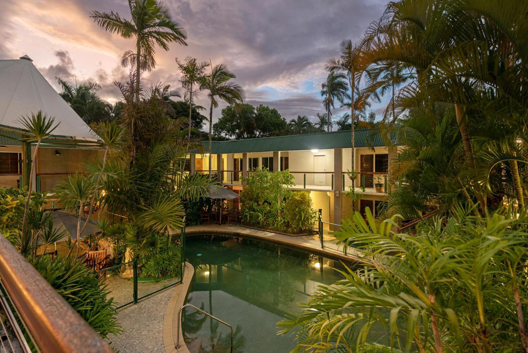 Bay Village Tropical Retreat & Apartments Cairns Exterior foto