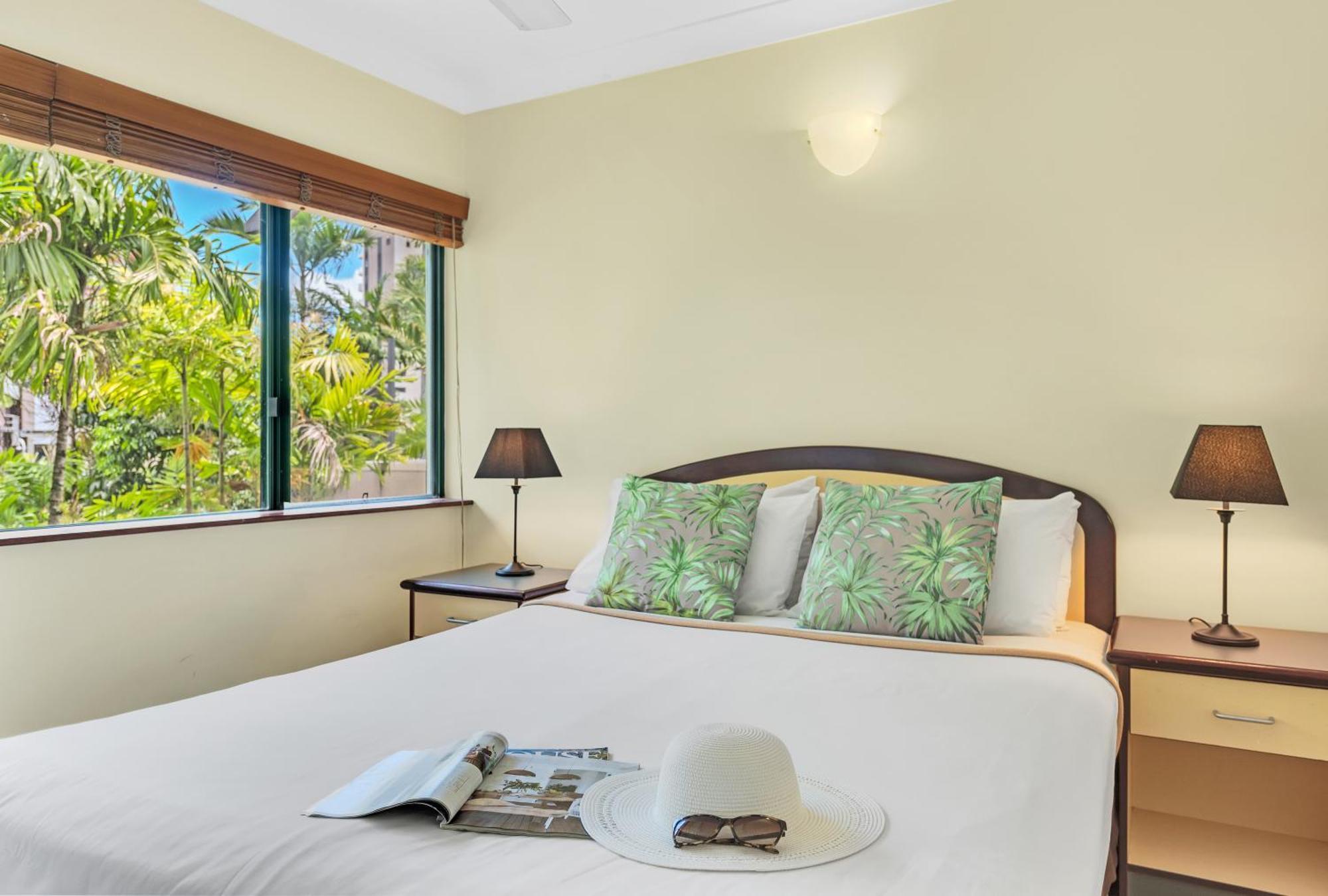 Bay Village Tropical Retreat & Apartments Cairns Exterior foto
