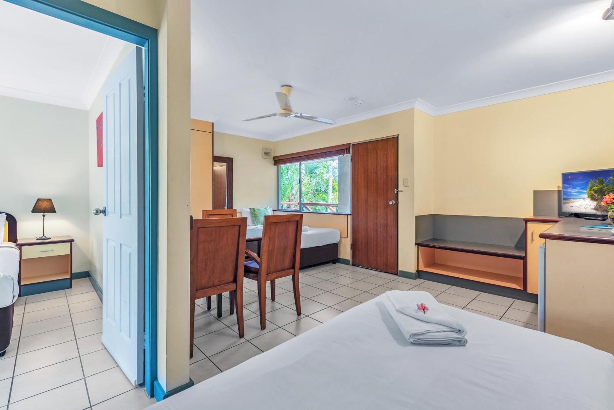 Bay Village Tropical Retreat & Apartments Cairns Exterior foto
