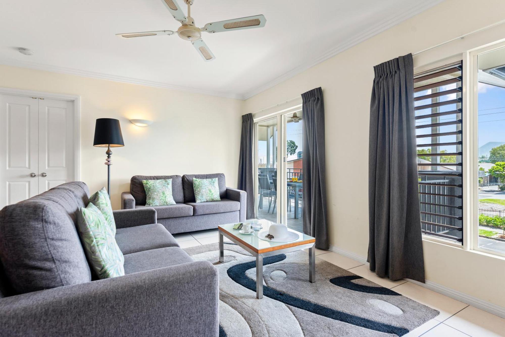 Bay Village Tropical Retreat & Apartments Cairns Exterior foto