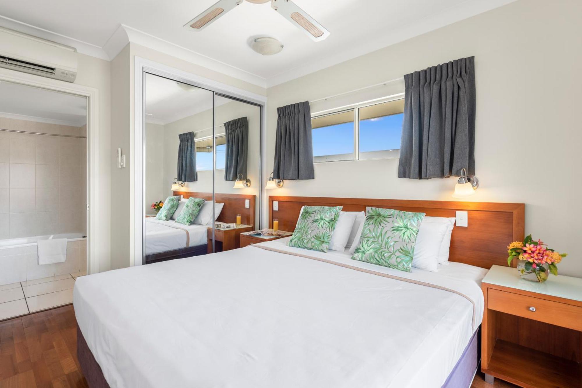 Bay Village Tropical Retreat & Apartments Cairns Exterior foto