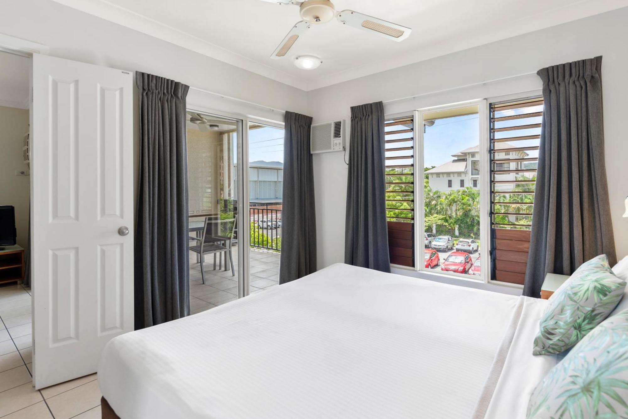 Bay Village Tropical Retreat & Apartments Cairns Exterior foto