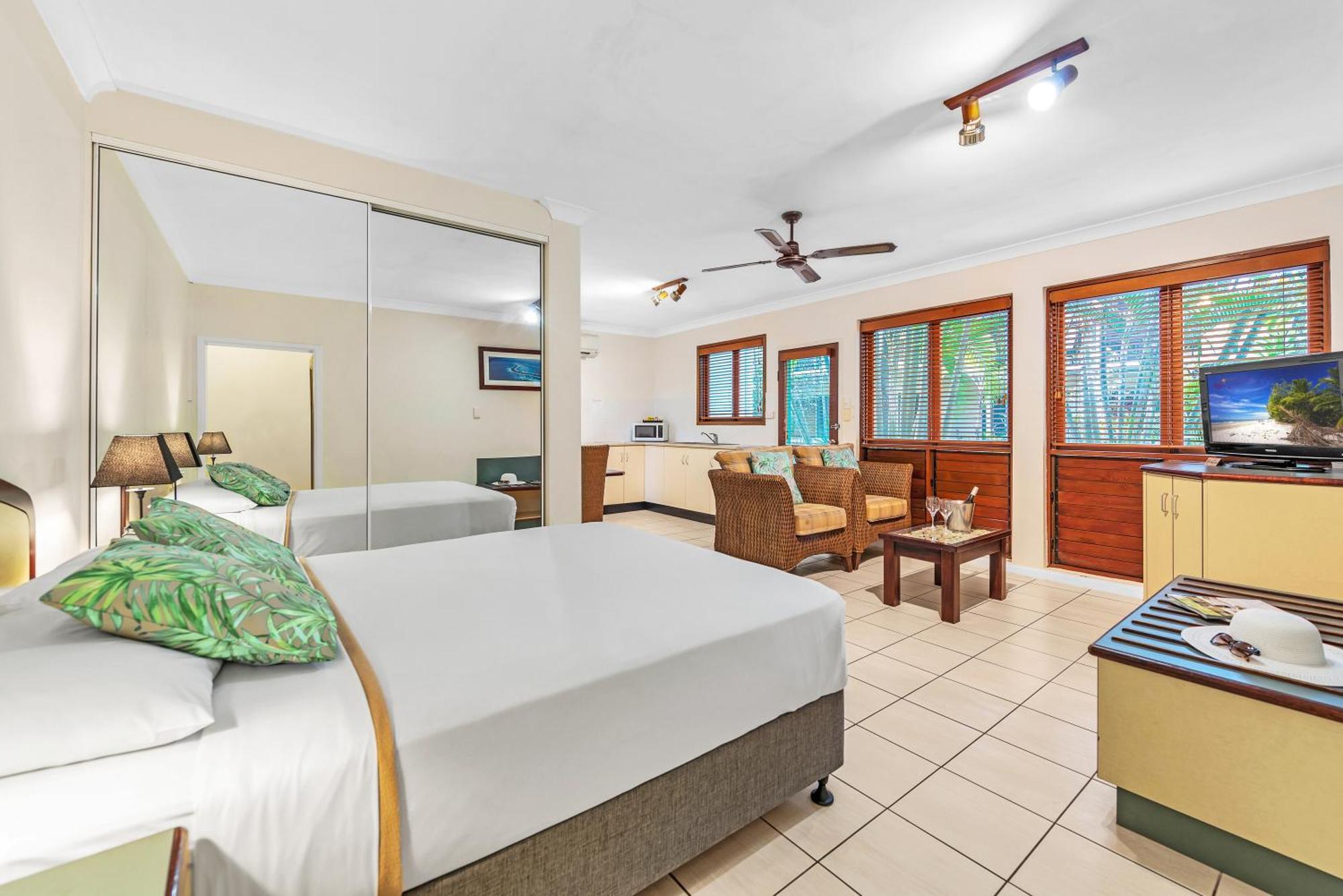 Bay Village Tropical Retreat & Apartments Cairns Exterior foto