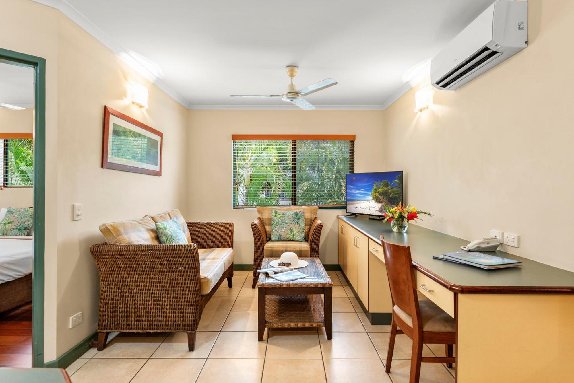 Bay Village Tropical Retreat & Apartments Cairns Exterior foto