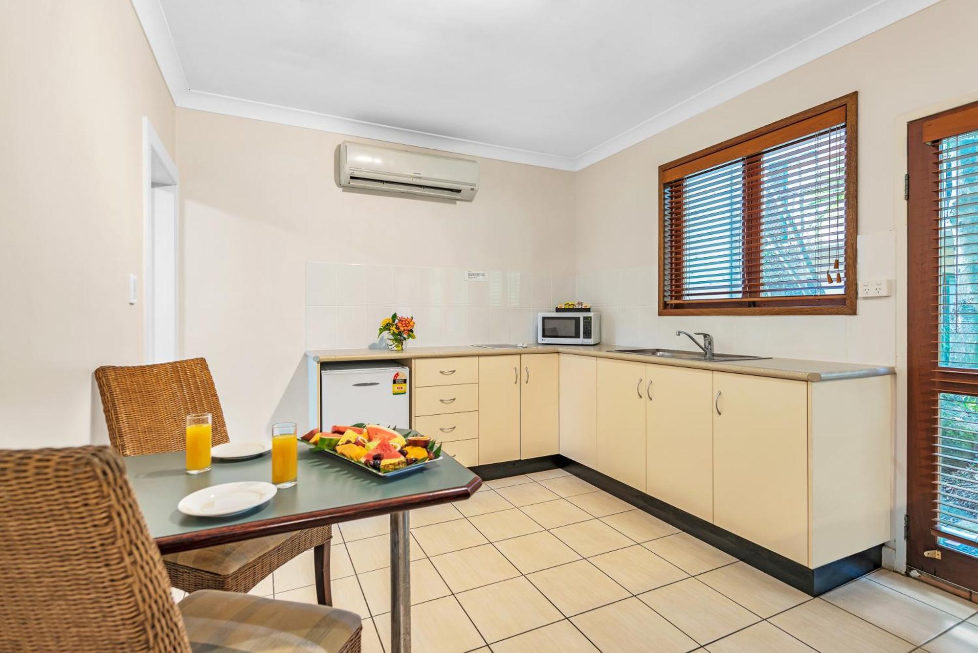 Bay Village Tropical Retreat & Apartments Cairns Exterior foto