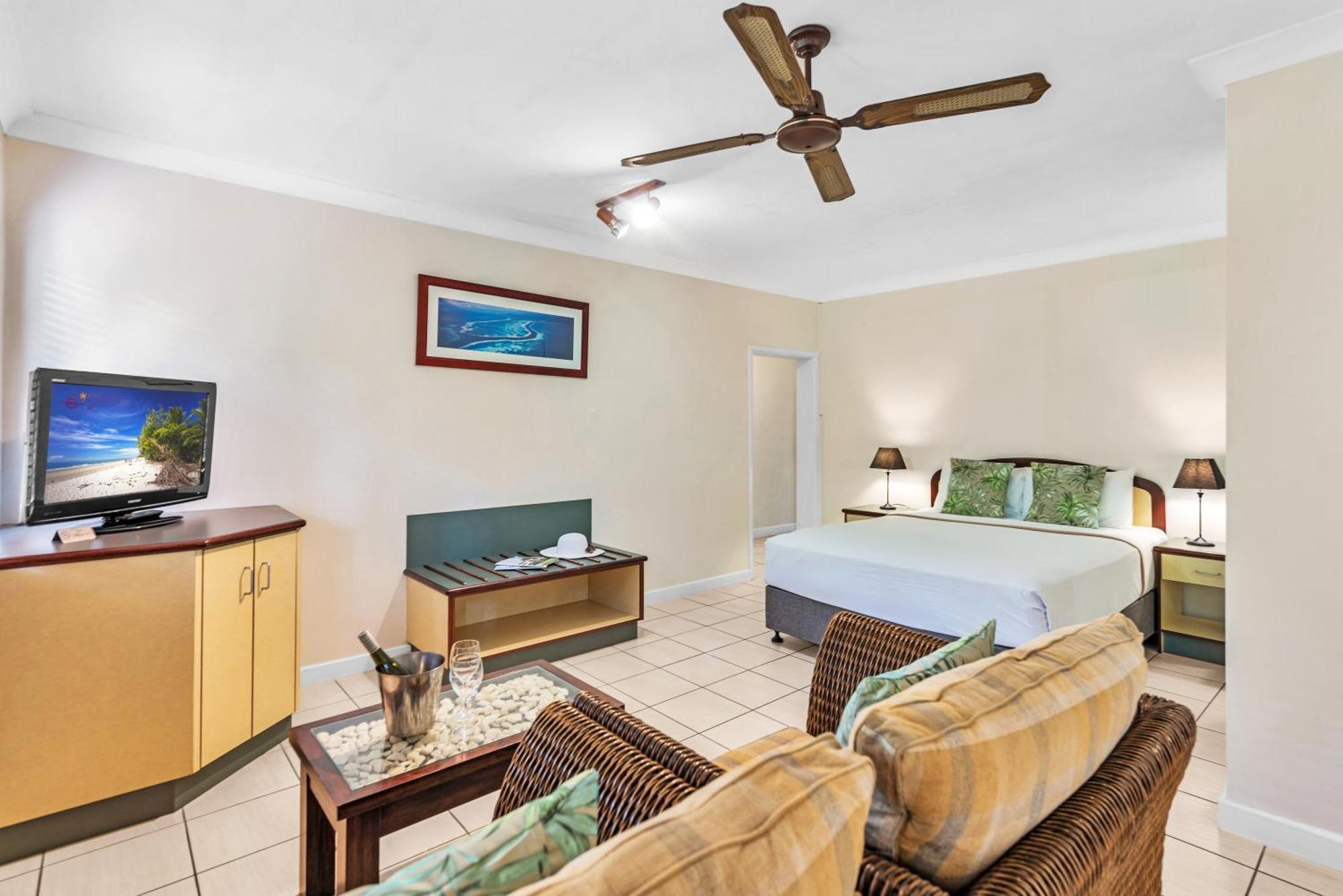 Bay Village Tropical Retreat & Apartments Cairns Exterior foto
